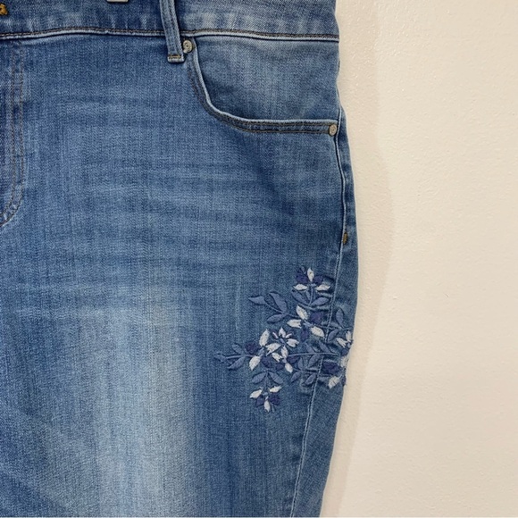 Talbots Flawless Jeans Woman 22W Girlfriend Embroidery Floral Pockets Casual - Picture 2 of 12